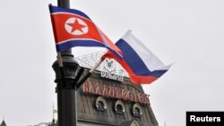 资料照:2019年4月25日,朝鲜最高领导人金正恩访问俄罗斯符拉迪沃斯托克,俄罗斯和朝鲜的国旗在火车站附近的街道上飘扬。(路透社)
