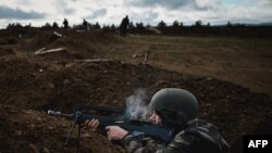 Український військовий під час навчань із французькими солдатами у військовому таборі у Франції, листопад 2023 року