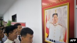 朝鲜通讯社2023年7月19日发布照片显示,朝鲜民众纷纷来到在人民文化宫举办的国家摄影展,庆祝长稿先战争停战70周年。