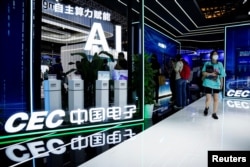 中国上海举行的世界人工智能大会上的中国电子信息产业集团的广告台。(2023年7月6日)