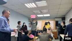 在台北大安区一个投票站,工作人员正在唱票。(美国之音记者九岛拍摄)