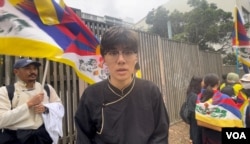 学生自由西藏组织的成员Topjor Tsultrim接受了美国之音记者的采访。他说:“我们这次至少有30多个藏人抗议者被亲共团体殴打。” (美国之音/周星晨)
