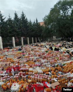 中国齐齐哈尔市第34中学体育馆房顶垮塌事件发生后,无数当地和外地民众持续到该校门口送鲜花、蜡烛和女孩喜欢的甜品饮料。(网络照片)