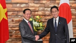 2023年11月27日,越南国家主席武文赏(左)和日本首相岸田文雄在日本东京首相官邸会面。
(美联社图片)