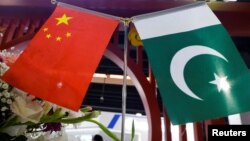 资料照:中国和巴基斯坦国旗。(路透社2022年11月16日设于巴基斯坦卡拉奇)