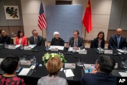 美国驻华大使伯恩斯和美国财长耶伦对在北京的美国商界人士讲话。(2023年7月7日)