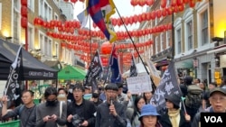 数以百计的示威者在香港2019年反送中抗议期间发生的“831港铁太子站事件”五周年纪念日从伦敦特拉法加广场出发,途经伦敦华埠游行至香港驻伦敦经贸办外抗议。 (美国之音/郑乐捷)