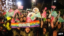 支持者在台湾执政的民主进步党在台北总部外庆祝该党总统候选人赖清德当选。(2024年1月13日)