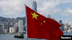 资料照:香港岛与中国国旗