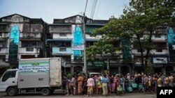 ယခင်မှတ်တမ်းရုပ်ပုံ | စားသုံးဆီလျှော့ဈေးခွဲတန်းနဲ့ရောင်းချပေးတာကို တန်းစီနေတဲ့ ရန်ကုန်မြို့ခံများ (သြဂုတ် ၁၈၊ ၂၀၂၂)