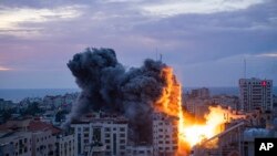 2023年10月7日,以色列空袭加沙城,大火和浓烟升腾。