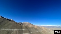 通往班公湖的拉达克的公路穿越重重高山。(美国之音比拉勒·侯赛因摄)