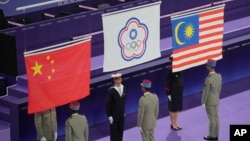 来自台湾的李洋和王齐麟赢得2024巴黎奥运会羽毛球男双金牌后,会场升起“中华台北”的旗帜。(2024年8月4日)