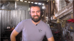 “Я краще лишуся тут” – волонтер зі США виробляє скоби для бліндажів на Вінниччині та возить гуманітарку. Відео “Я краще лишуся тут” – волонтер зі США виробляє скоби для бліндажів на Вінниччині та возить гуманітарку. Відео