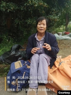 江苏访民许冬青9月27日被金坛当局从北京大学第一医院被绑回家后,被扔坐在家门口。(照片提供: 杨彩英)