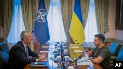 NATO အတွင်းရေးမှူးချုပ် Jens Stoltenberg,(ဝဲ) ယူကရိန်းသမ္မတ Volodymyr Zelenskyy တို့ကို ယူကရိန်းနိုင်ငံ Kyiv မြို့မှာ တွေ့ဆုံဆွေးနွေးကြစဥ်။ (စက်တင်ဘာ ၂၈၊ ၂၀၂၃)