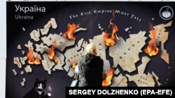 Банер у центрі столиці України із зображенням мапи Росії у вогні та написом англійською: "Імперія зла має впасти". Київ, 31 жовтня 2023 року