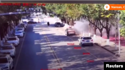 中国与缅甸的边境城镇道路监控视频显示,来自缅甸的流弹炮弹在街道上爆炸。(2024年1月4日)