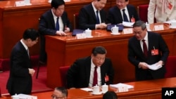 中国领导人习近平、总理李强和全国政协主席王沪宁在人大会堂进行的全国人大会议上。(2024年3月5日)