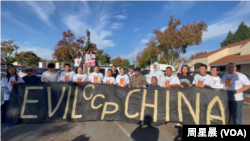 11月10日,民运人权团体在旧金山举行车队游行,抗议习近平暴政。游行发起人陈维明在出发前发表事实演讲。(周星晨拍摄)