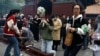 中国年轻人到北京一间寺庙烧香祈福。(2023年4月22日)