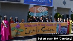 Đại sứ Marc Knapper cùng người Mỹ gốc Việt tại Little Saigon.