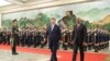 资料照片:2024年1月10日,马尔代夫总统穆罕默德·穆伊兹(右)和中国国家主席习近平在北京人民大会堂举行的欢迎仪式上。(法新社照片)