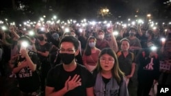 资料照:香港民众在反送中运动中点亮手机灯高唱《愿荣光归香港》。(2019年10月26日)