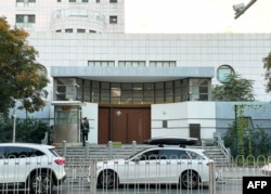 一名武警士兵在以色列驻华大使馆大门处站岗。之前发生了一名以色列驻华大使馆雇员在北京街头遇刺事件。(2023年10月13日)