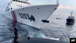 资料图片:中国一艘海警船2023年10月22日在南中国海与一艘菲律宾补给船相撞。(菲律宾海警队视频截图)