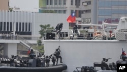 2023年6 10日,台湾海岸警卫队士兵在台湾西南高雄港进行海上反恐演习。