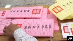 台北一名投票站工作人员在整理台湾大选选票。(2024年1月13日)