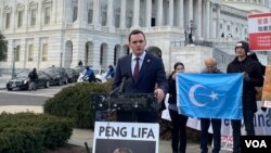 美国国会众议院美中战略竞争特设委员会主席迈克·加拉格尔2023年11月29日在国会山与多位人权活动人士和参与白纸运动的学生召开记者会,发表讲话纪念白纸运动一周年。(美国之音记者李逸华)