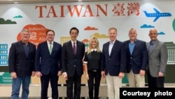 美国联邦众议院共和党研究委员会主席凯文·赫恩(右三)率领的代表团抵达台湾访问。(2023年7月3日, 台湾外交部提供)