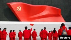 资料照:北京的中国共产党历史展览馆的中共党旗和参观者。(2022年10月13日)