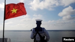资料照:一名越南士兵在南中国海斯普拉特利群岛(中国称南沙群岛)的Thuyen Chai(柏礁)岛上站岗。(2013年1月17日)