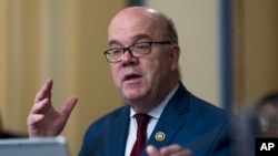 资料图片:美国马萨诸塞州众议员吉姆·麦戈文(Jim McGovern)在华盛顿国会大厦。(2024年6月11日)