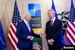 美国总统拜登与北约秘书长斯托尔滕贝格在立陶宛举行会晤。(2023年7月11日)