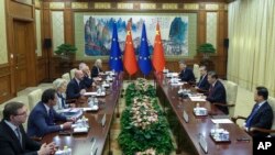 资料照片:中国国家主席习近平在北京与欧盟委员会主席冯德莱恩会谈。(2023年12月7日)