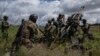 Архівне фото: українські військові з наданою США гаубицею M777 в Харківській області, 2022 рік