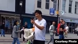 英国南安普顿其中一名袭击香港人的 中国留学生在事发前被参加集会的人拍摄到面容。(集会参加者提供照片)