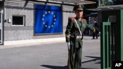 资料照片:一名中国武警士兵守卫在欧盟驻中国代表团的北京大院入口。(2023年10月14日)