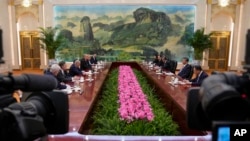 中国领导人习近平(右二)与美国国会参议院多数党领袖查克·舒默(左三)在北京人大会堂举行双边会议。(2023年10月9日)