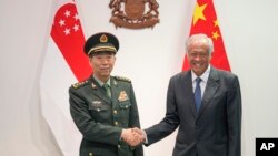 新加坡国防部长黄永宏在新加坡会晤到访的中国国防部长李尚福。(2023年6月1日)