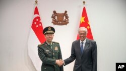新加坡国防部长黄永宏在新加坡会晤到访的中国国防部长李尚福。(2023年6月1日)