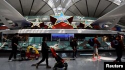 资料照:旅客走在北京大兴国际机场内。(2023年4月24日)