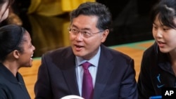 2022年7月23日,当时担任中国驻美大使的秦刚正在和参加2022年美国女子全国篮球赛选手热情聊天。