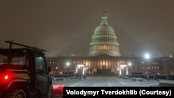 У Вашингтоні вперше за два роки випав сніг, більшість шкіл та урядових установ закрито.