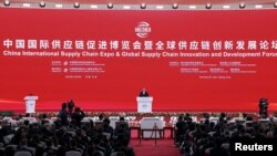 中国总理李强在北京举行的中国国际供应链促进博览会开幕式上发表讲话。(2023年11月28日)