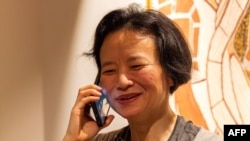 澳大利亚籍华裔记者成蕾(右)被中国当局拘留3年多后获释,2023年10月11日返回墨尔本。(澳大利亚外交部提供)